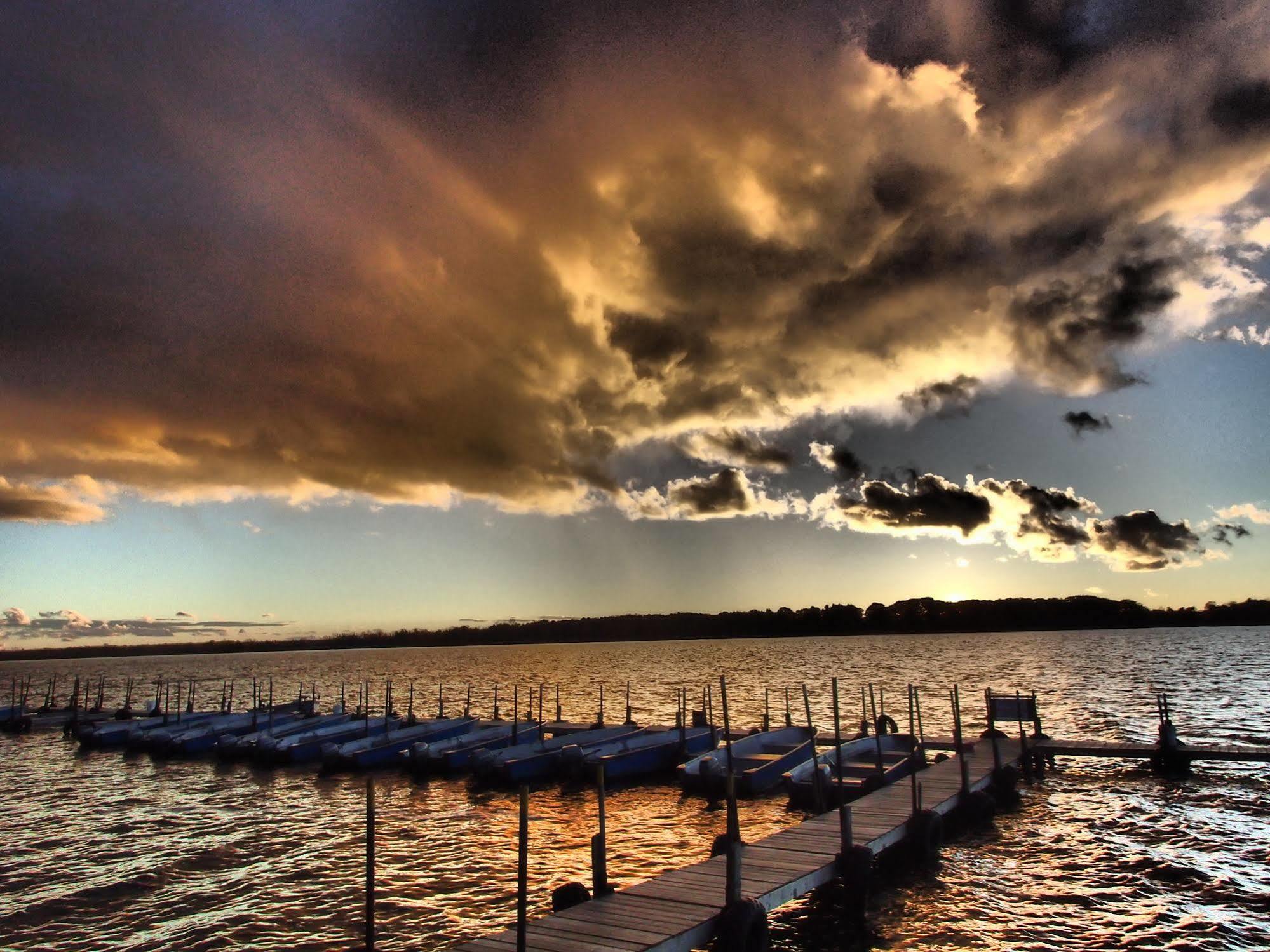 Lake Dalrymple Resort Lagoon City Exterior photo